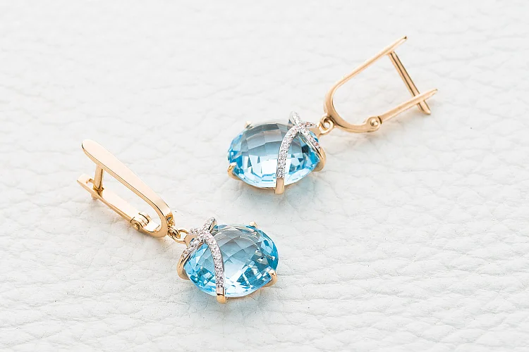 Серьги из красного золота с 2 топазами sky и 32 фианитами