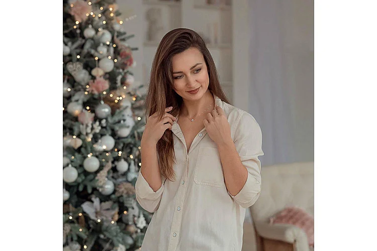 Колье из красного золота с 15 фианитами