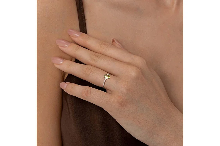 Кольцо из белого золота с хризолитом и 6 фианитами