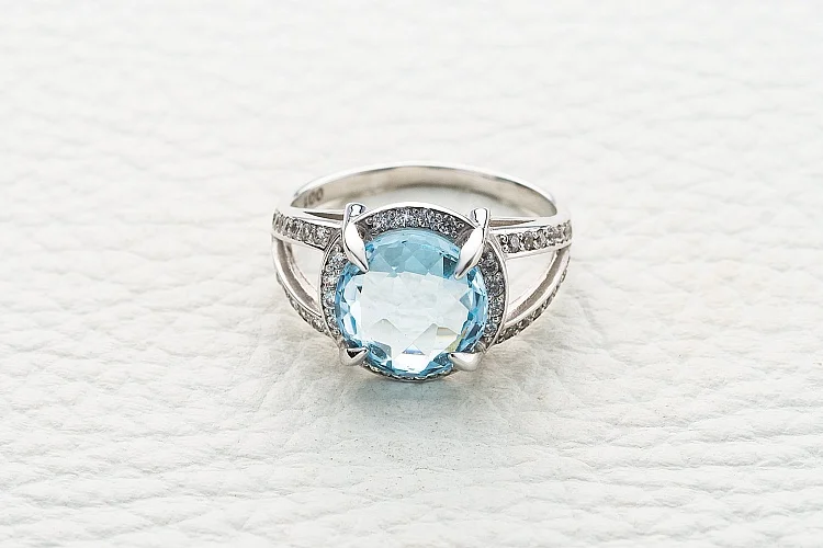 Кольцо из белого золота с топазом sky и 44 фианитами