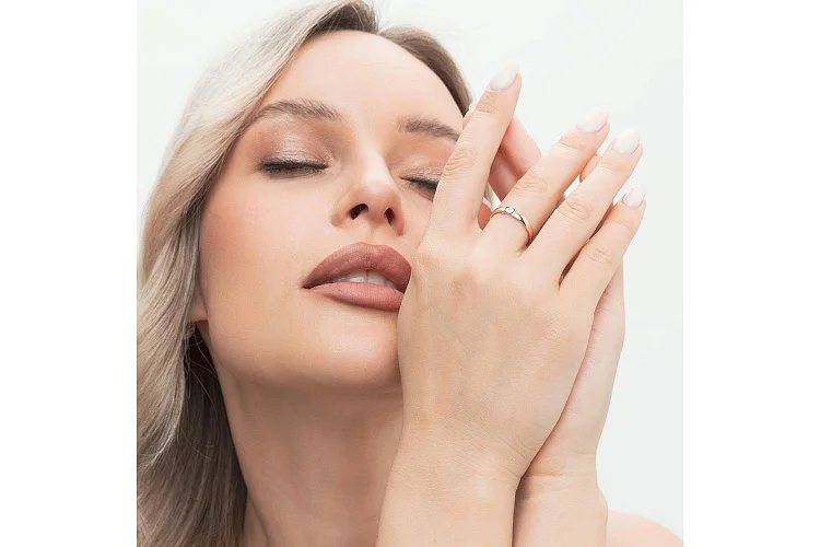 Кольцо из красного золота с бриллиантом