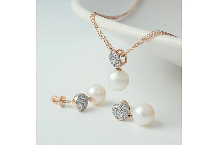 Подвеска из красного золота с жемчугом и 31 фианитами
