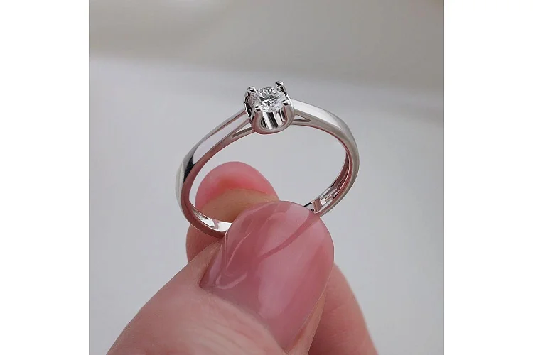 Кольцо из белого золота с бриллиантом