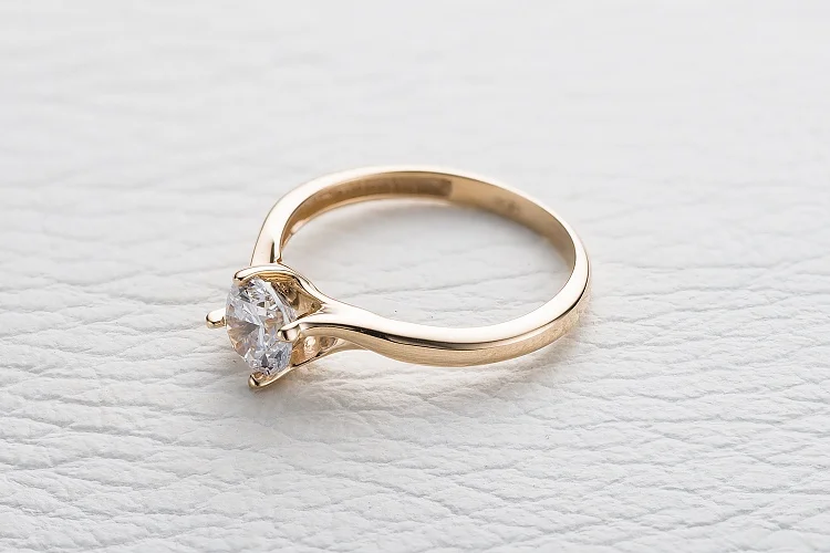 Кольцо из красного золота с фианитом