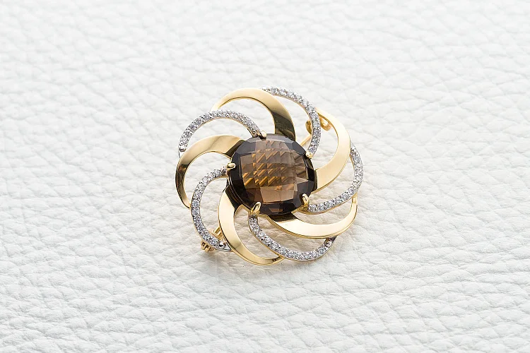 Брошь Цветок из жёлтого золота с раухтопазом и 55 фианитами