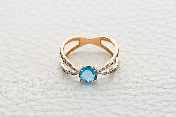 Кольцо из красного золота с топазом swiss и 28 фианитами