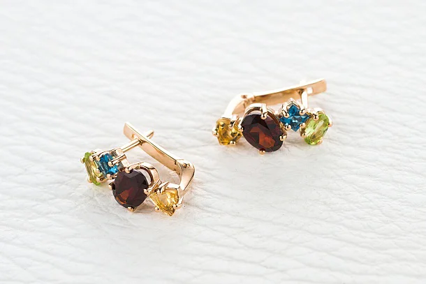 Серьги из красного золота с гранатами, топазами лондон и хризолитами