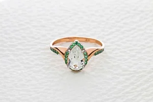 Кольцо из красного золота с празиолитом и 27 фианитами