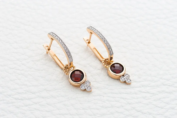 Серьги-трансформеры из красного золота с 2 гранатами и 32 фианитами