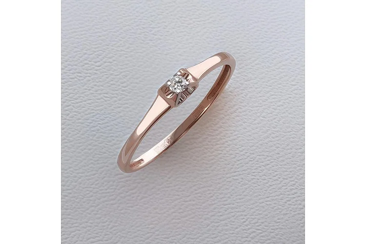 Кольцо из красного золота с муассанитом