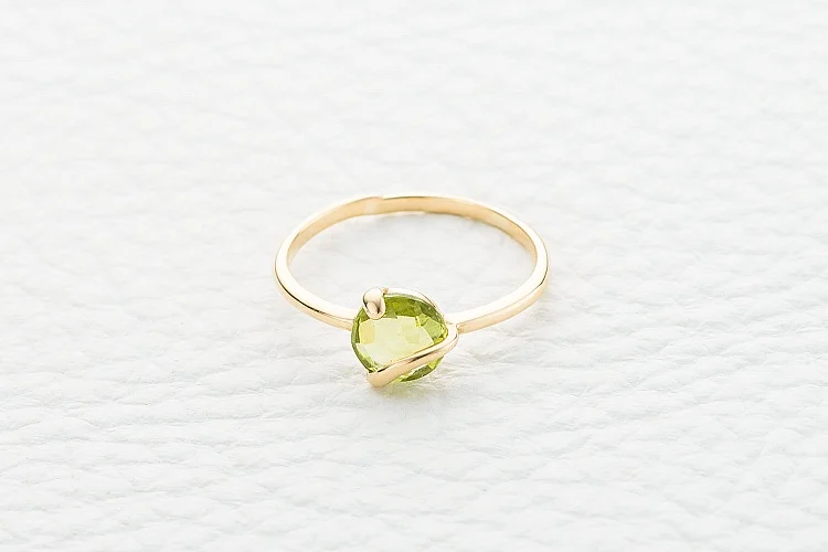 Кольцо из жёлтого золота с хризолитом