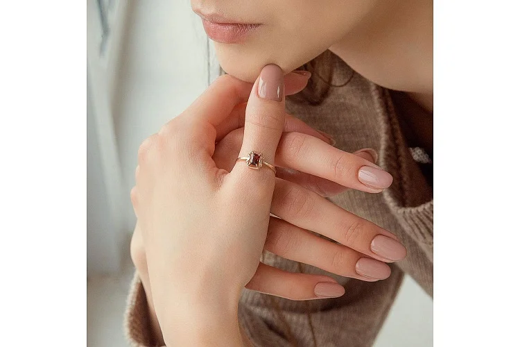 Кольцо из красного золота с гранатом