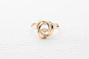 Кольцо из красного золота с бриллиантом