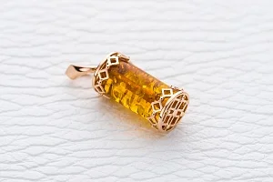Подвеска из красного золота с янтарём