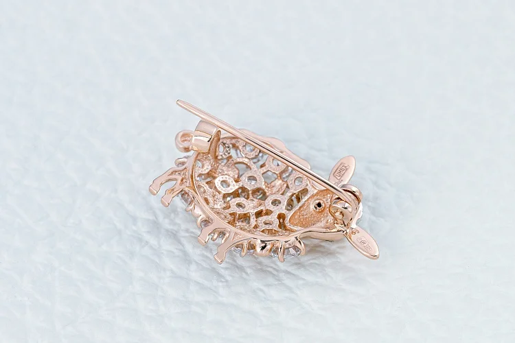 Брошь Овечка из красного золота с 16 фианитами