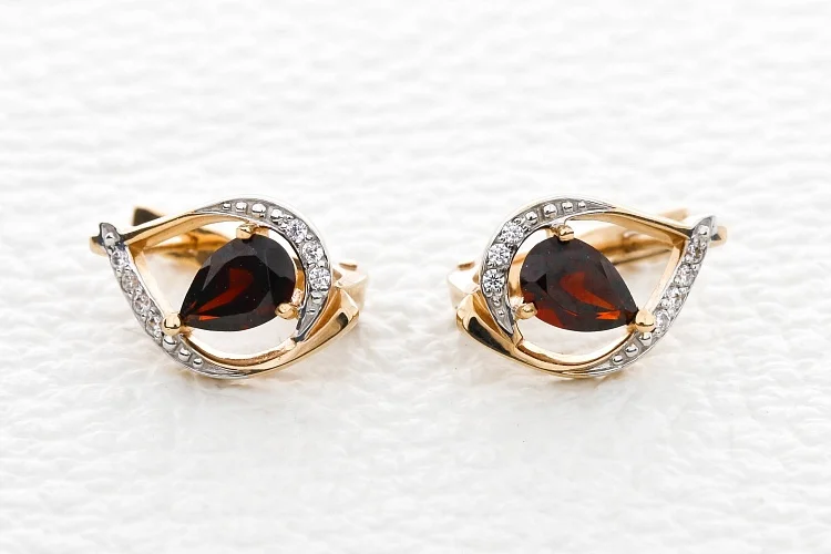 Серьги из красного золота с 2 гранатами и 14 фианитами