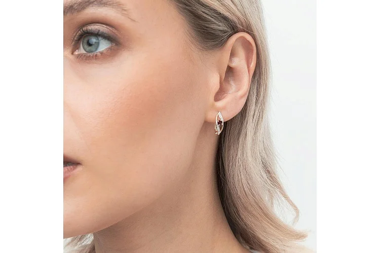 Серьги из красного золота с 2 гранатами и 16 фианитами