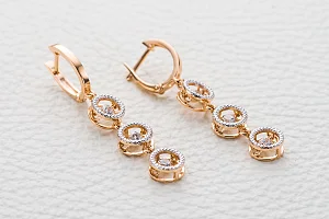 Серьги из красного золота с 6 фианитами