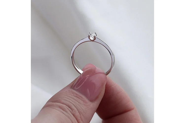 Кольцо из белого золота с выращенным бриллиантом