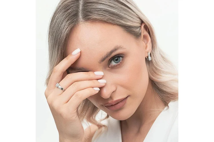 Серьги из белого золота с 26 фианитами