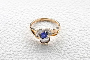 Кольцо Цветок из красного золота с корундом и 33 бриллиантами