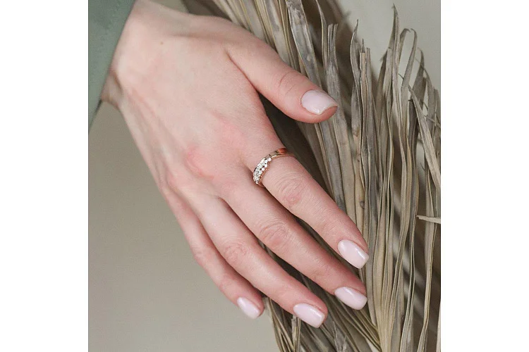 Кольцо из красного золота с 15 фианитами