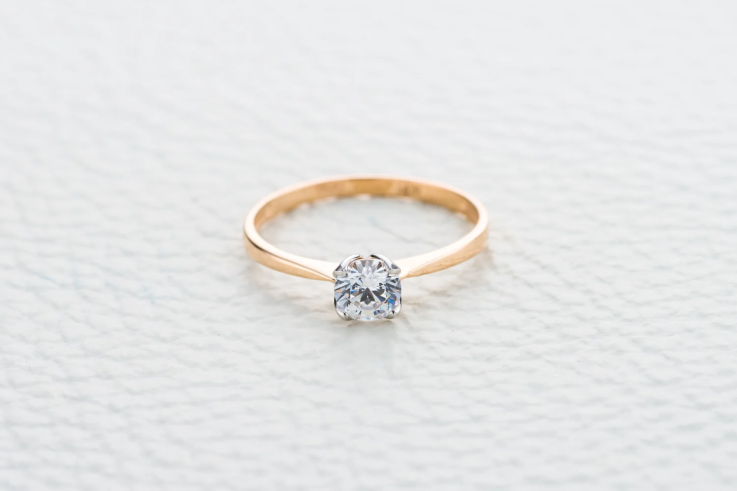 Кольцо из красного золота с кристаллом swarovski