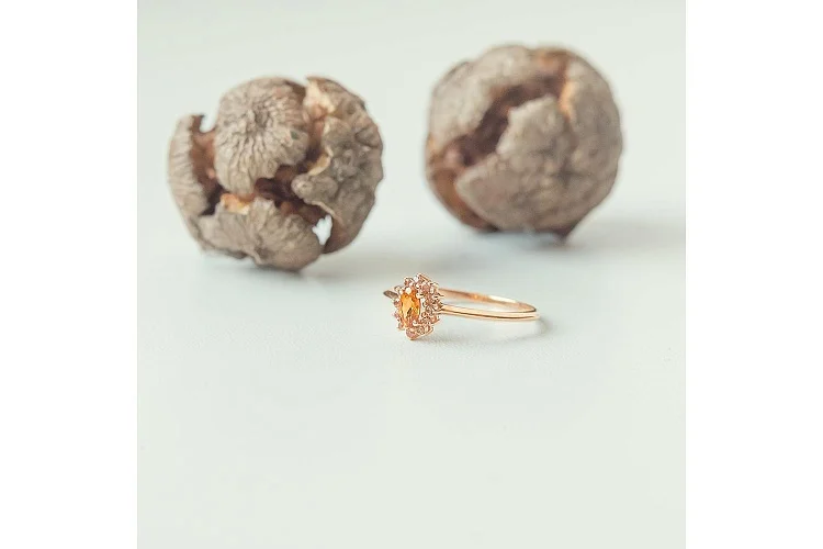 Кольцо из красного золота с спессартином и 12 сапфирами