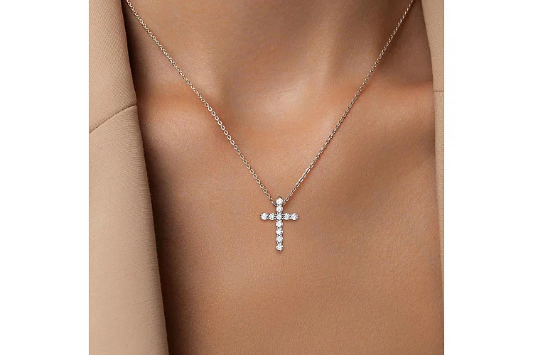 Крест из белого золота с 11 фианитами
