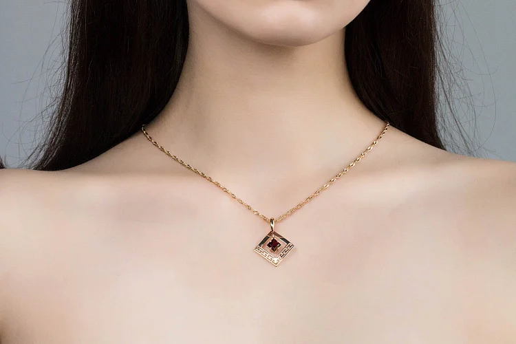 Подвеска Квадрат из красного золота с гранатом