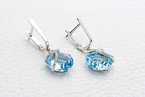 Серьги из белого золота с 2 топазами sky и 32 фианитами