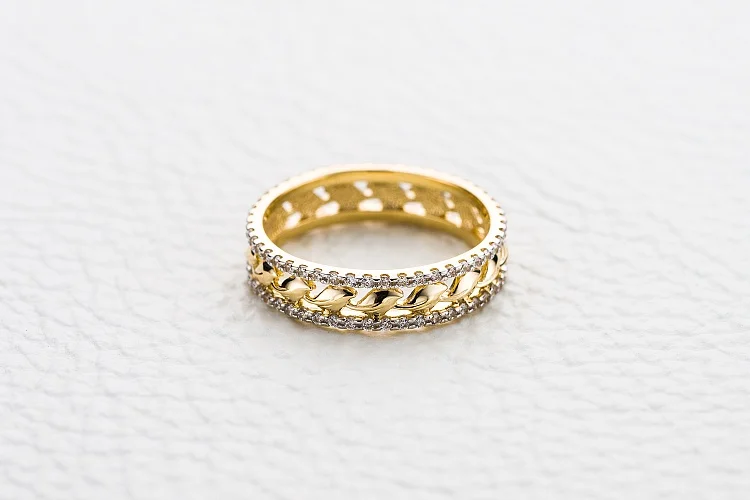 Кольцо из жёлтого золота с 104 фианитами