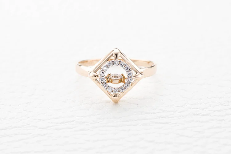 Кольцо Квадрат из красного золота с 15 фианитами