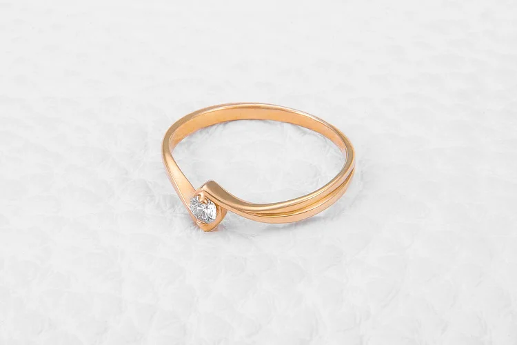 Кольцо из жёлтого золота с бриллиантом