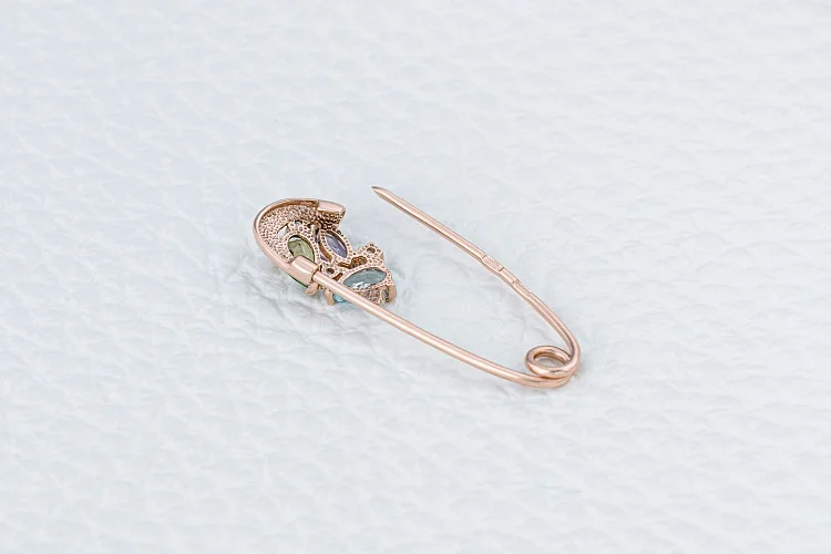 Булавка из красного золота с хризолитом, фианитами и аметистом