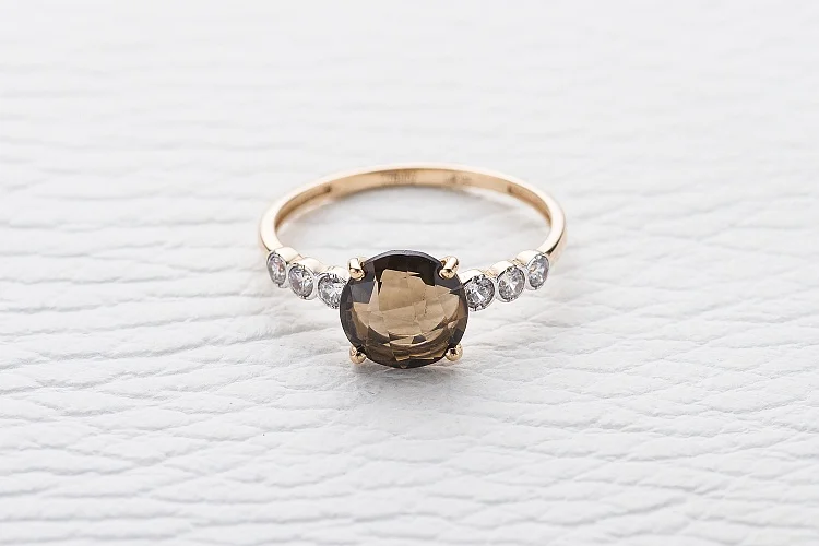 Кольцо из красного золота с раухтопазом и 6 фианитами