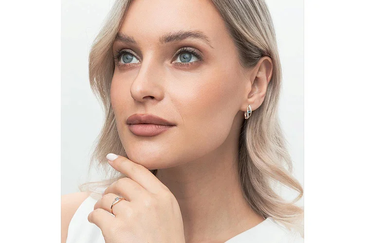 Кольцо из красного золота с топазом swiss и 8 фианитами