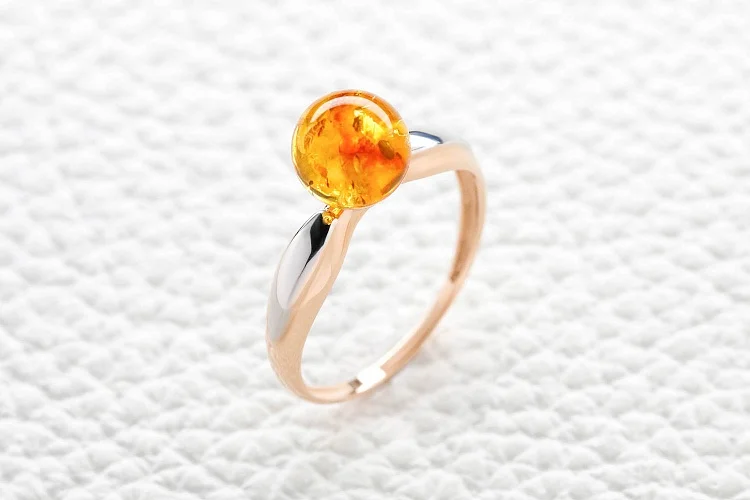 Кольцо из красного золота с янтарём
