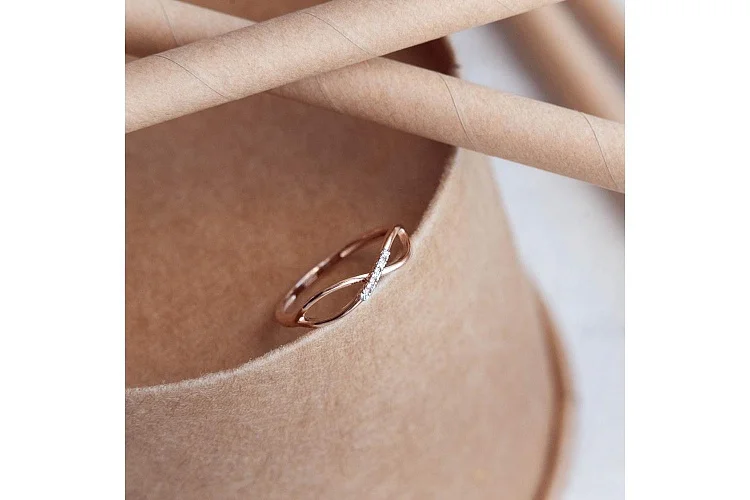 Кольцо Бесконечность из красного золота с 5 бриллиантами