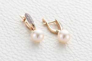 Серьги из красного золота с 2 жемчужинами и 38 фианитами
