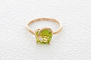 Кольцо из красного золота с хризолитом и фианитом