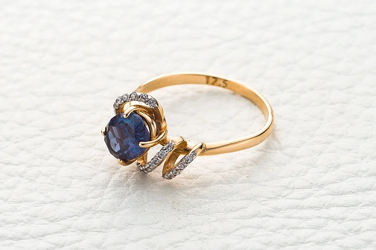 Кольцо из красного золота с александритом и 21 фианитами