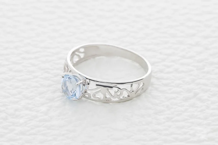 Кольцо из белого золота с топазом sky