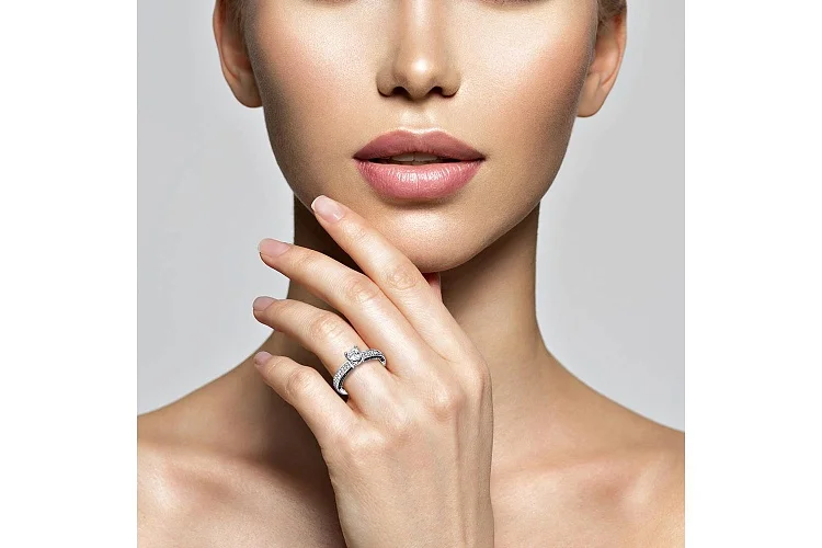 Кольцо из белого золота с кристаллом swarovski и 76 фианитами