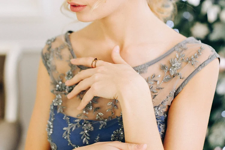 Кольцо из красного золота с раухтопазом и 32 фианитами