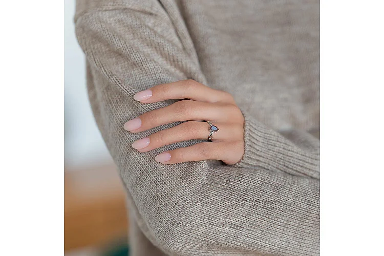 Кольцо из белого золота с александритом