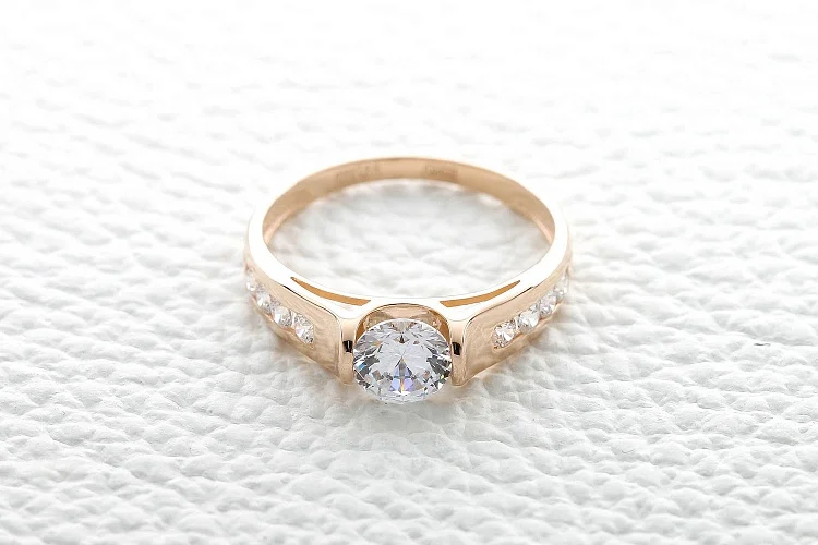 Кольцо из красного золота с 9 кристаллами swarovski