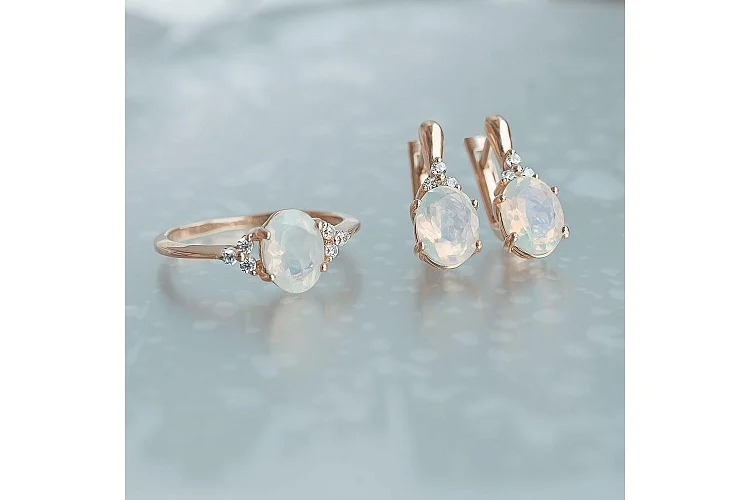 Кольцо из красного золота с опалом и 6 сапфирами