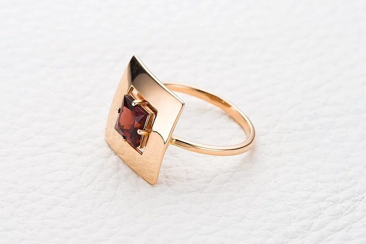 Кольцо Квадрат из красного золота с гранатом