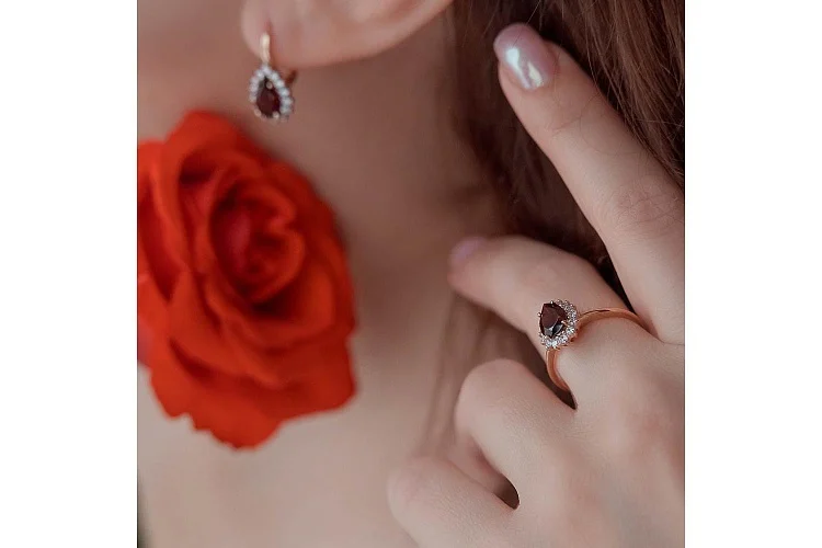 Серьги из красного золота с 2 гранатами и 28 фианитами